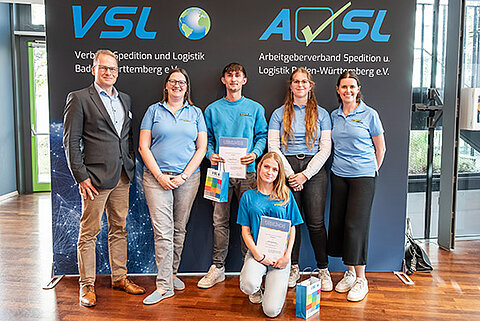 VSL-Auszeichnung für Streck-Auszubildende 2025 Drei Auszubildende von Streck Transport präsentieren gemeinsam mit Geschäftsführer Gerald Penner sowie Kerstin Kern und Isabell Heinrich ihre Urkunden für sehr gute Ausbildungsleistungen des Fachverbands VSL