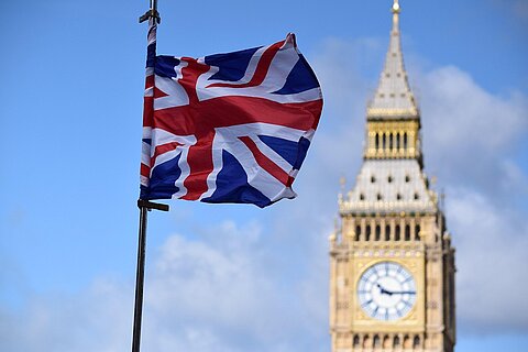 Der Turm Big Ben in London, Großbritannien, mit der britischen Flagge, dem Union Jack