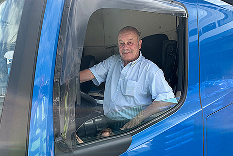 Der pensionierte Streck-Fahrer Gerhard Meier hinter dem Steuer eines blauen Lkws